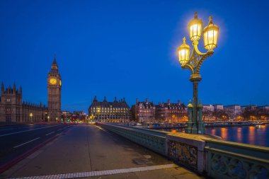 Londra, İngiltere - Big Ben'e ve Parlamento ile westminster Köprüsü'nden akşam çekilen sokak lambası