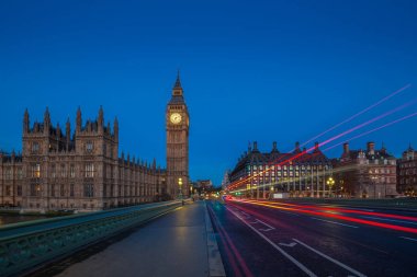Londra, İngiltere - ünlü Big Ben'e ve Parlamento ışıklar şafakta Westminster köprüsü üzerinde alınan Çift katlı otobüs ile