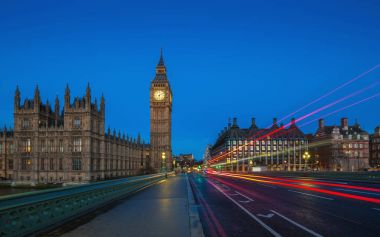 Londra, İngiltere - ünlü Big Ben'e ve Parlamento ışıklar şafakta Westminster köprüsü üzerinde alınan Çift katlı otobüs ile