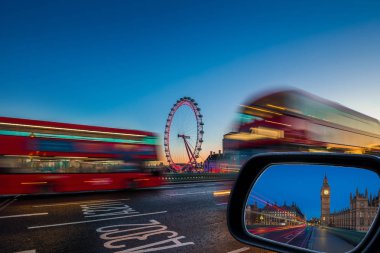 Londra, İngiltere - geleneksel kırmızı Çift katlı otobüs hareket Westminster Bridge Big Ben'e ve Parlamento ile arka plan, alacakaranlıkta