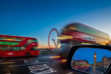 Londra, İngiltere - geleneksel kırmızı Çift katlı otobüs hareket Westminster Bridge Big Ben'e ve Parlamento ile arka plan, alacakaranlıkta