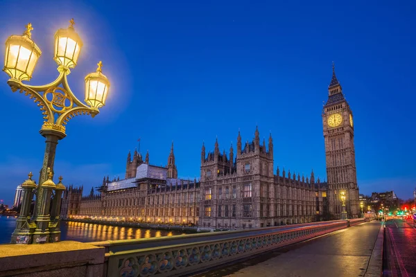 Londres, Inglaterra - El Big Ben y las Casas del Parlamento con farola tomada del puente westminster al atardecer — Foto de Stock