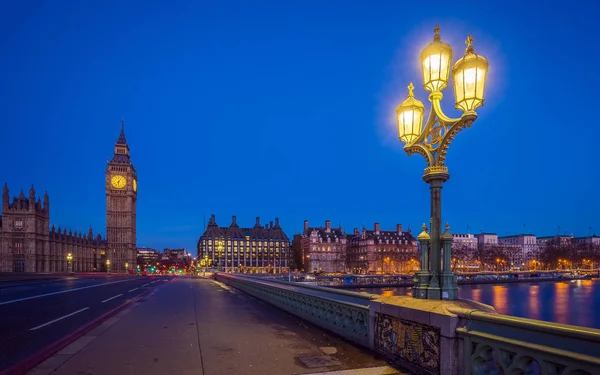 Λονδίνο, Αγγλία - το Μπιγκ Μπεν και τα κτίρια του Κοινοβουλίου με λαμπτήρα οδών που λαμβάνονται από τη γέφυρα westminster σούρουπο — Φωτογραφία Αρχείου