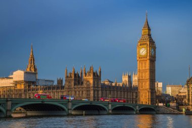 Londra, İngiltere - gündoğumu, Big Ben'e ve Parlamento ile Westminster Bridge üzerinde geleneksel kırmızı Çift katlı otobüs
