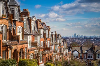 Londra, İngiltere - tipik tuğla evler ve daireler ve Londra panoramik manzarasına güzel yaz sabahı mavi gökyüzü ve Muswell Hill alınan bulutlar
