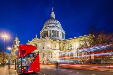 Londra, İngiltere - güzel Saint Paul Katedrali ile otobüs ve otomobil tarafından geçen gece geleneksel kırmızı Çift katlı otobüs ile