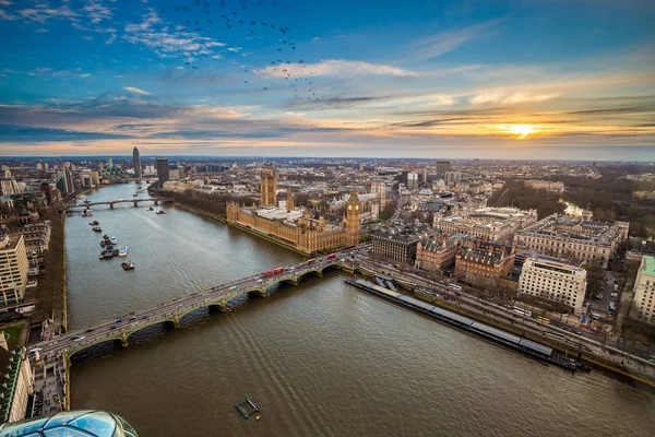 伦敦，英国-伦敦市中心，与大笨钟，议会大厦，威斯敏斯特大桥，Lambeth 桥在日落时与飞行的鸟类的鸟瞰图 — 图库照片