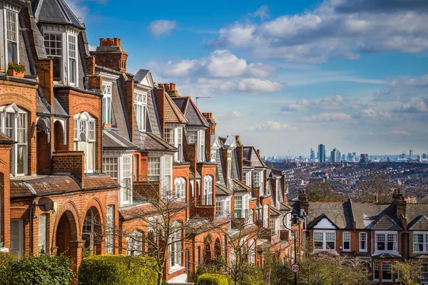 London, England - Typical brick houses and flats and panoramic view of london on a nice summer morning with blue sky and clouds taken from Muswell Hill — Stock Photo, Image