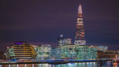 Londra, İngiltere - Londra Belediye Binası ve ünlü gökdelen gece ofisleri