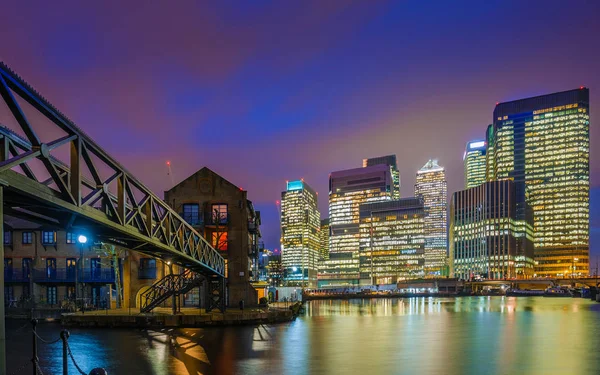 Londra, İngiltere - finans bölgesine Canary Wharf ve London docklands geceleyin konut binaları gökdelenler