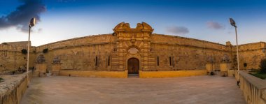 Manoel Island, Malta - günbatımı Fort Manoel girişinde panoramik manzaralı