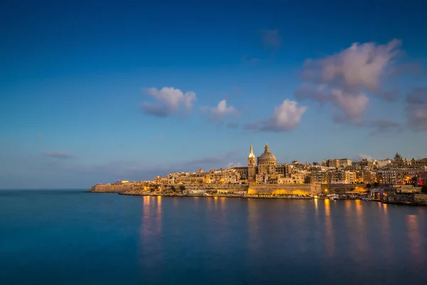 Valletta, Malta - niebieski godzinę w słynnej St.Paul 's Cathedral i miasto Valletta — Zdjęcie stockowe