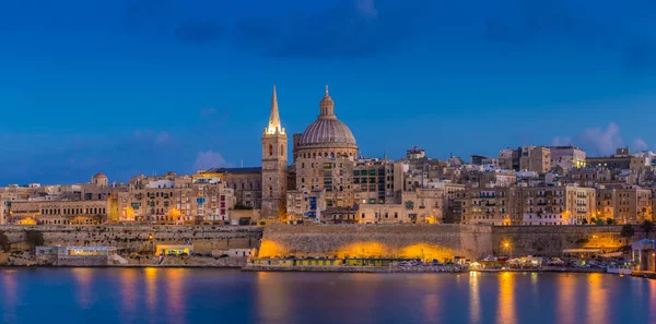 Valletta, Malta - blå timmen på den berömda St.Paul 's Cathedral och i city i Valletta — Stockfoto