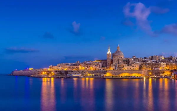 La Valeta, Malta - Vista panorámica del horizonte de la famosa Catedral de San Pablo y la ciudad de La Valeta a la hora azul — Foto de Stock