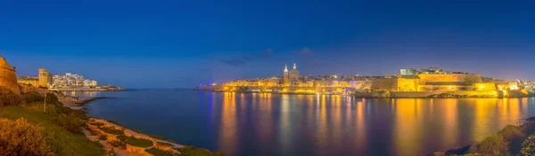 Valletta, Malta - panoramiczny widok na starożytne miasto Valletta i Sliema strzał z wyspę Manoel przez noc — Zdjęcie stockowe