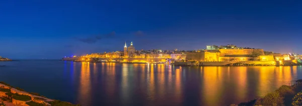Valletta, Malta - skyline van het panoramisch uitzicht op de oude stad van Valletta en Sliema schot van Manoel eiland bij nacht — Stockfoto