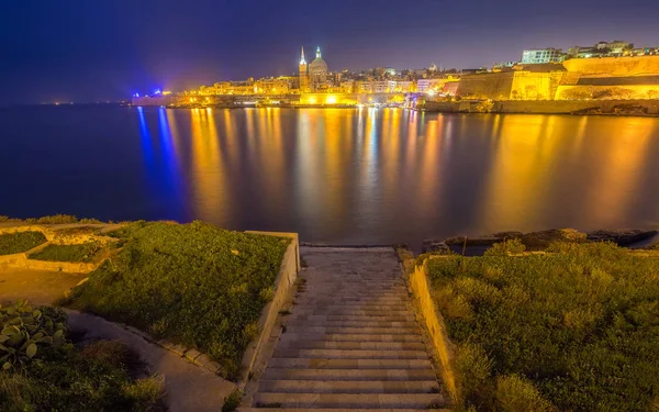 Valletta, Malta - Saint Paul's Cathedral en de oude muren van Valletta, de hoofdstad van Malta schot van Manoel eiland bij nacht — Stockfoto