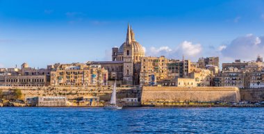 Valletta, Malta - panoramik Saint Paul Katedrali ve Valletta antik duvarlar ile yelken tekne sabah
