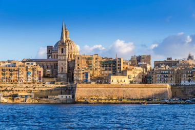 Valletta, Malta - güzel Saint Paul Katedrali ve Valletta antik duvarlar açık mavi gökyüzü ile sabah