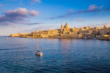 Valletta, Malta - Valletta St.Paul 's Katedrali ve güzel mavi gökyüzü ile duvarlar, yelkenli tekne
