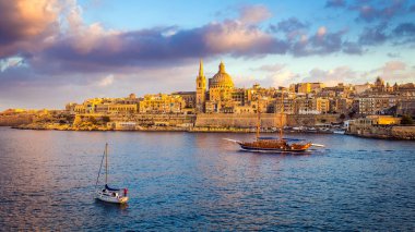 Valletta, Malta - Valletta Saint Paul's Katedrali ve güzel gökyüzü ve bulutlar sabah ile duvarlar, yelkenli tekneler
