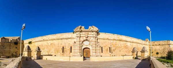 Manoel Island, Malta - Vista panorâmica da entrada de Fort Manoel durante o dia com céu azul claro — Fotografia de Stock