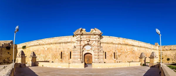 Manoel Island, Malta - Vista panorâmica da entrada de Fort Manoel durante o dia com céu azul claro — Fotografia de Stock