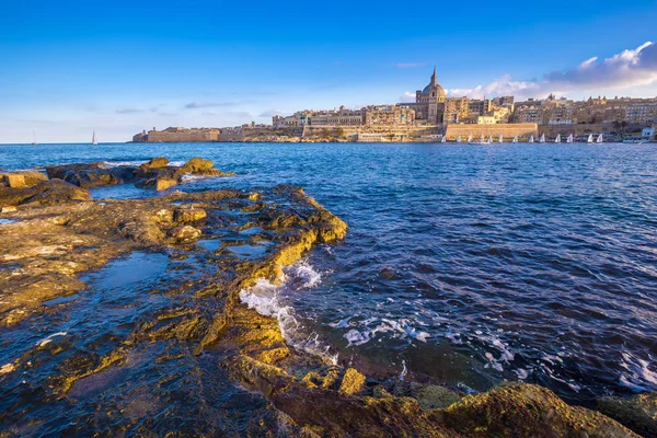 Valletta, Málta - St.Paul 's katedrális és vitorlások és a Földközi-tenger és kék ég — Stock Fotó