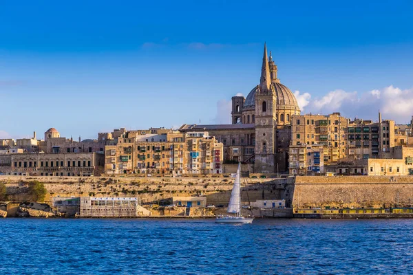 La Valeta, Malta - Catedral de San Pablo y las antiguas murallas de La Valeta con velero por la mañana — Foto de Stock