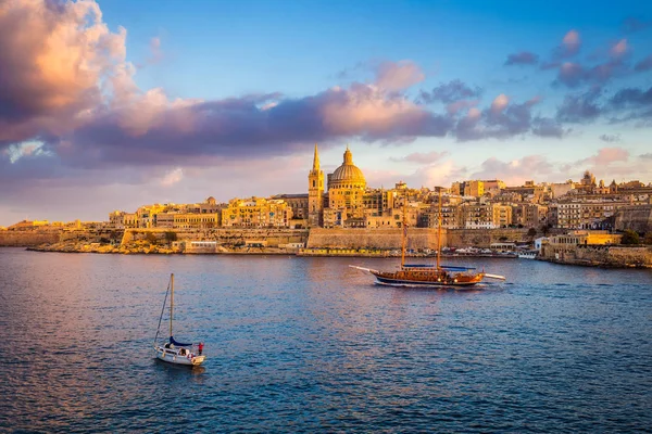 Valletta, malta - segelboote an den wänden von valletta mit der kathedrale von heiligem paul und schönem himmel und wolken am morgen — Stockfoto