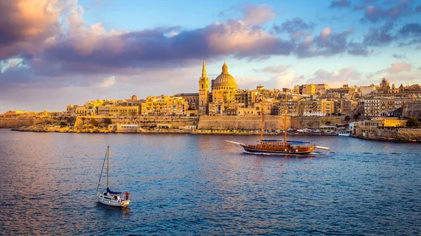 Valletta, Malta - Navegue de barco pelas muralhas de Valletta com a Catedral de São Paulo e belos céus e nuvens pela manhã — Fotografia de Stock