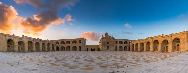 Valletta, Malta - Fortaleza abandonada na ilha de manoel — Fotografia de Stock