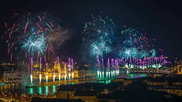 Budapest, Magyarország - a gyönyörű 20 augusztus tűzijáték a Duna a St. Stephens vagy Magyarország Alapítvány napon át. Ez a nézet tartalmazza a magyar Parlament, Szabadság-szobor, Gellért-hegy, útvonalon és a Széchenyi Lánchíd — Stock Fotó