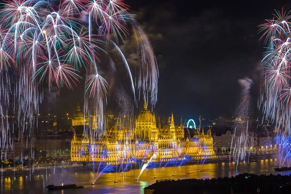 Budapest, Hungary - The beautiful Hungarian Parliament on the 20th of August 2017 fireworks over the river Danube on St. Stephens day or foundation day of Hungary. — Stock Photo, Image