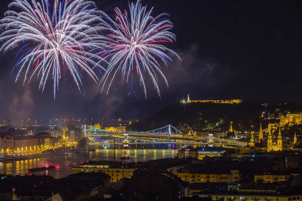 Будапешт, Венгрия - Красивый фейерверк 20 августа над рекой Дунай в день Святого Стефана или день основания Венгрии. Этот вид включает в себя статую Свободы, Геллерт Хилл, Цитадель и знаменитый Цепной мост Сечени ночью . — стоковое фото