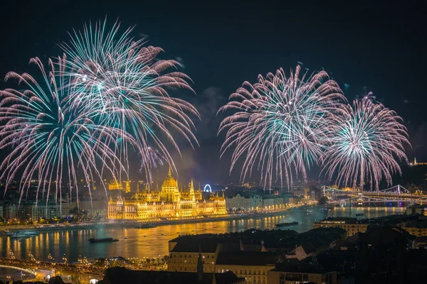 Будапешт, Венгрия - Красивый фейерверк 20 августа над рекой Дунай в день Святого Стефана или день основания Венгрии. Этот вид включает в себя венгерский парламент, статую Свободы, Геллерт-Хилл, Цитадель и Цепной мост Сечени — стоковое фото