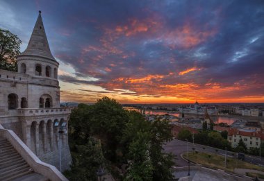 Budapeşte, Macaristan - güzel gündoğumu ve renkli bulutlar ve gökyüzü başkenti Macaristan Parlamentosu'nun Fisherman's Bastion alınan ve Macaristan üzerinden