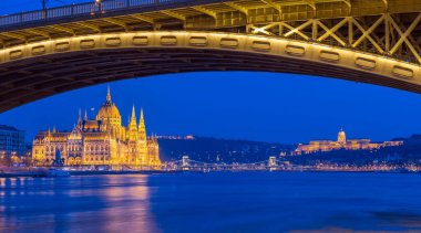 Budapeşte, Macaristan - güzel ışıklı Parlamentosu Macaristan'ın mavi saatte Szechenyi Chain Bridge ile ve Buda Castle backgroud adlı