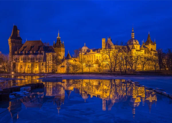 Budapest, Hungría - El famoso castillo de Vajdahunyad a la hora azul con la reflexión — Foto de Stock