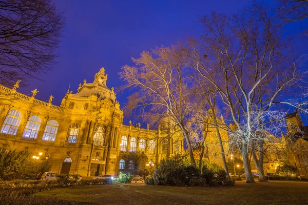 Budapest, Hungría - La hermosa casta iluminada Vajdahunyad en el Parque de la Ciudad de Budapest a la hora azul —  Fotos de Stock