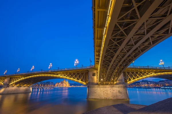 Budapest, ungarisch - die wunderschöne beleuchtete Margaretenbrücke mit dem ungarischen Parlament zur blauen Stunde — Stockfoto