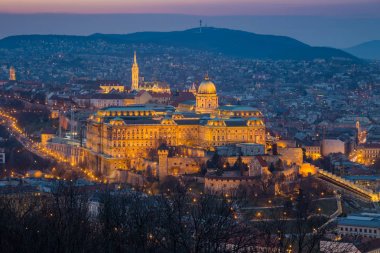 Budapeşte, Macaristan - Tarihi Royal Palace Matthias kilise ve arka plan mavi saatte Buda Hills'te aka Buda Kalesi