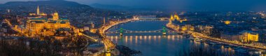Budapeşte, Macaristan - Budapeşte Historic Kraliyet Sarayı, Matthias Kilisesi, Szechenyi Chain Bridge, Aziz Stephen Bazilikası ve Macaristan Parlamento ile panoramik manzarası bakışta mavi saat