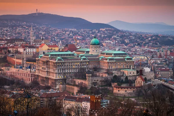 Budapest, ungarisch - die schöne budaer Burg bei Sonnenuntergang mit den budaer Hügeln im Hintergrund — Stockfoto