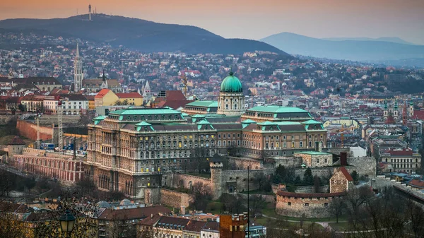 Budapest, ungarisch - die schöne budaer Burg bei Sonnenuntergang mit den budaer Hügeln im Hintergrund — Stockfoto