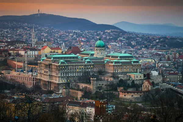 Будапешт, Венгрия - Красивый замок Буда на закате на фоне Будских холмов — стоковое фото
