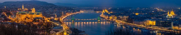 Budapest, Hungary - Panoramic skyline view of Budapest with Historic Royal Palace, Matthias Church, Szechenyi Chain Bridge, St. Stephen's Basilica and Parliament of Hungary at blue hour — Stock Photo, Image