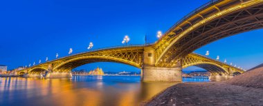 Budapeşte, Macaristan - mavi saatte Macaristan Parlamento ve diğer ünlü simge ile güzel Margaret köprü görünümünü panoramik manzarası