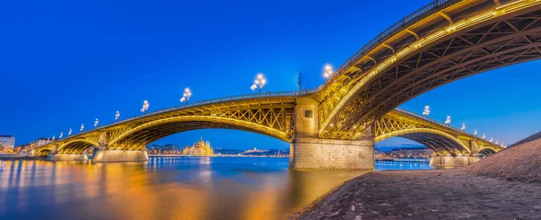 Budapeszt, Węgry - panoramiczny widok na piękny most Małgorzaty w godzinie niebieski z Parlamentu Węgier i inne słynne zabytki — Zdjęcie stockowe