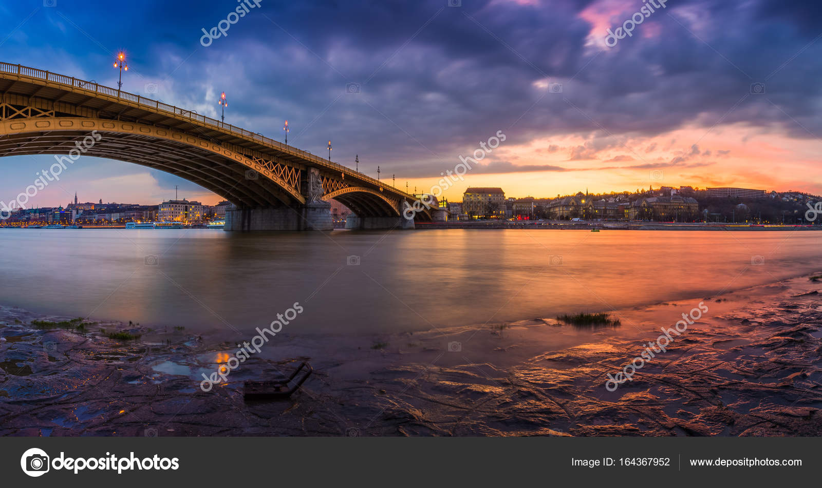 Budapeste, Hungria - Fotografia panorâmica do belo pôr-do-sol colorido